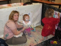 Sur le visage c'est pas mal aussi, et puis on goûte pour être sûr que ça se mange pas !