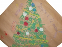 Et un sapin à 12 mains réalisé par les plus petits pour décorer la salle.