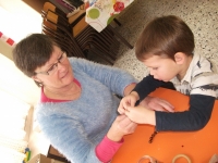 Tomi aidé par mamie