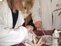 Application de la peinture phosphorescente et paillettes sur l'étoile de Vinciane