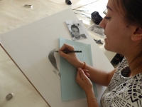 Mars - Cassidie attaque le portrait de son frère
