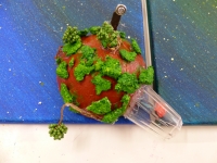 Détail planète du petit prince avec les baobabs, le Petit Prince et la rose