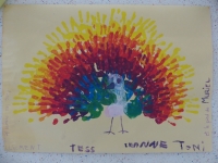 Paon arc-en-ciel avec empreintes de mains