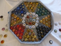 Plateau avec capsules de champagne